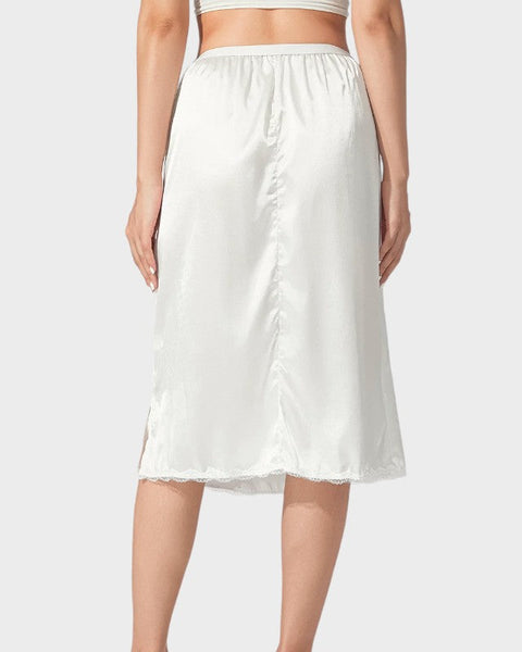 Weißer Spitzensaum unter dem Kleid Unterrock