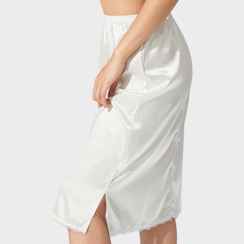 Weißer Spitzensaum unter dem Kleid Unterrock